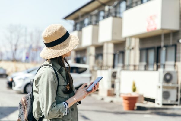 マンションを見る帽子をかぶった女性