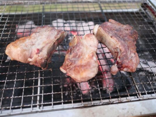 BBQでスペアリブを焼く