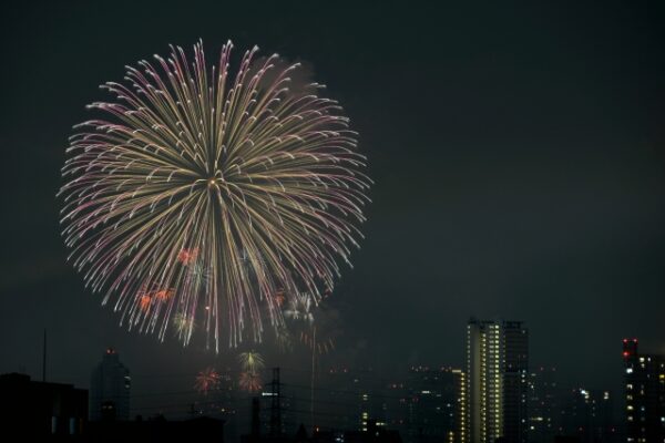 夜空に大きな花火